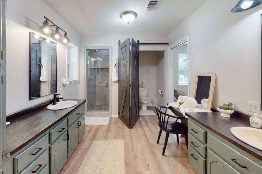 Photo of Bathroom in Broken Bow