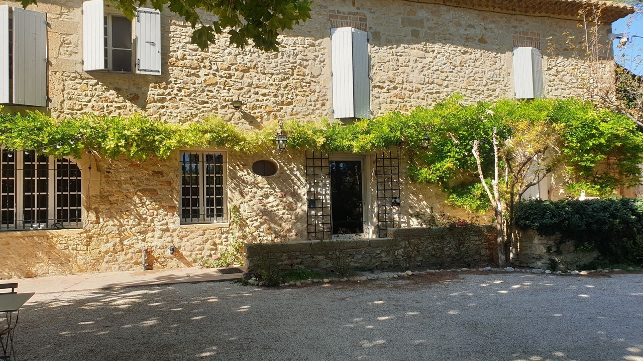 Photo of Buildings in Caderousse