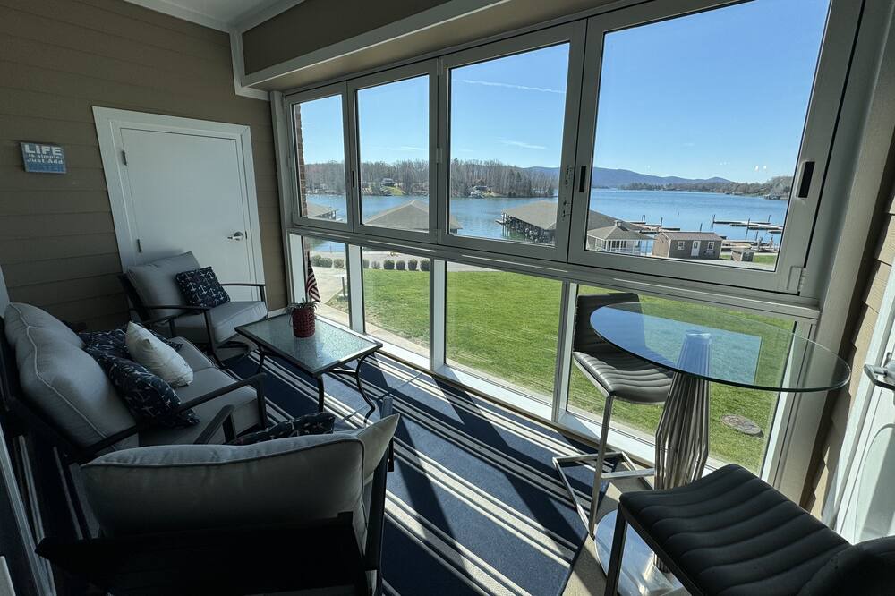 Photo of Livingroom in Smith Mountain Lake