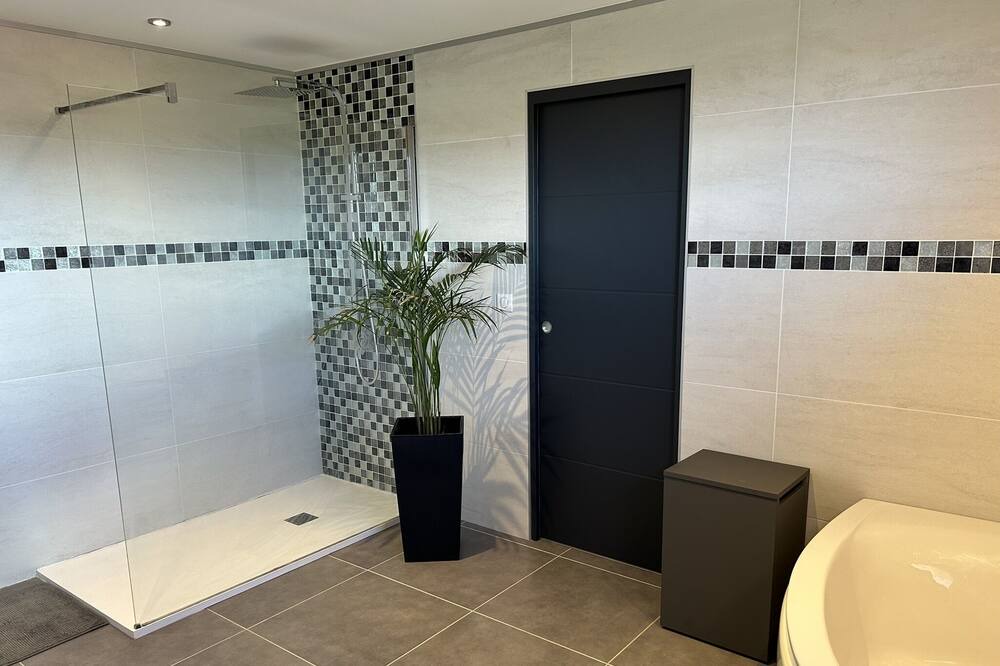 Photo of Bathroom in Juvignac