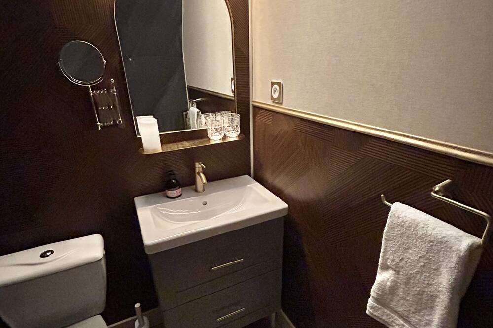 Photo of Bathroom in Saint-Michel-de-Lanes