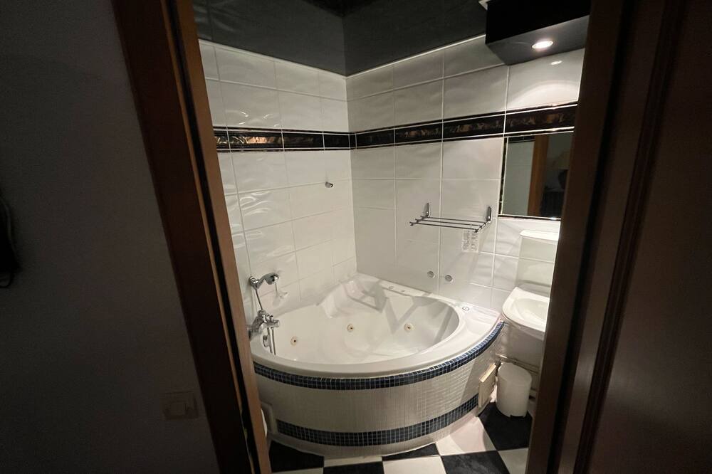 Photo of Bathroom in Barr