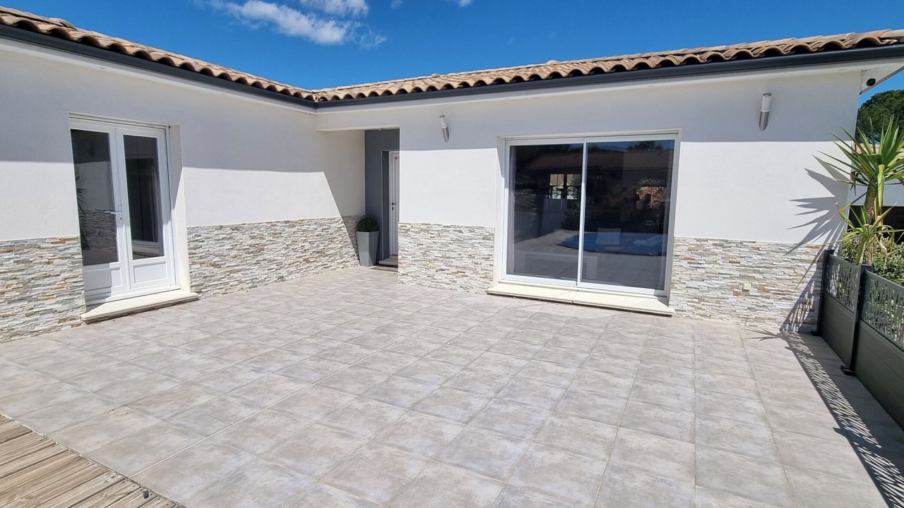 Photo of Patio Balcony in Rousson