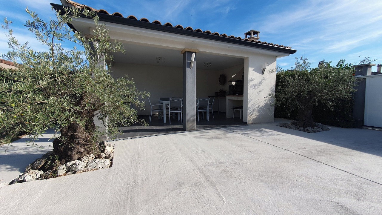 Photo of Outdoor in Rousson