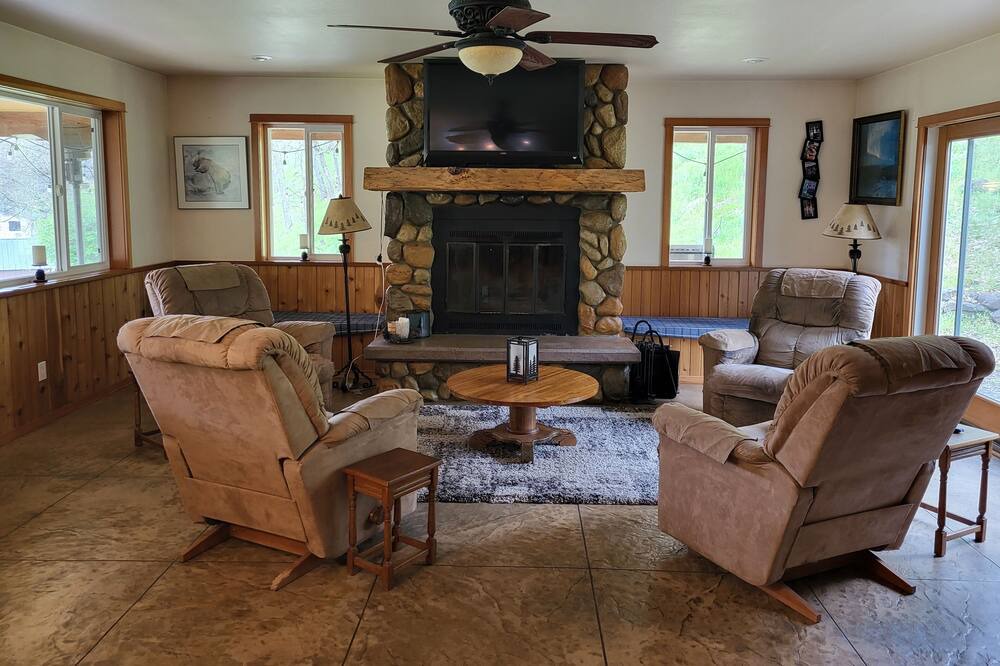 Photo of Livingroom in Lyle