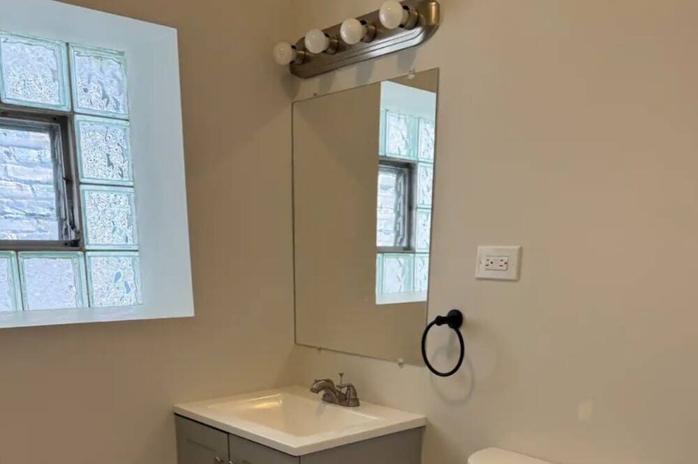 Photo of Bathroom in East Garfield Park