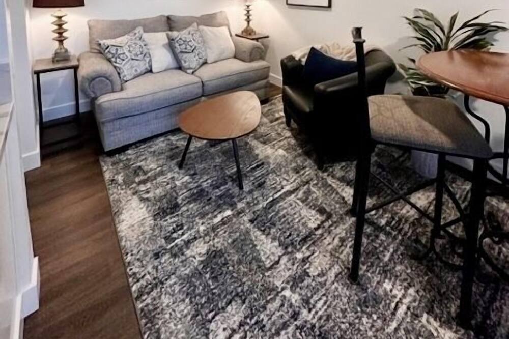 Photo of Livingroom in Midway