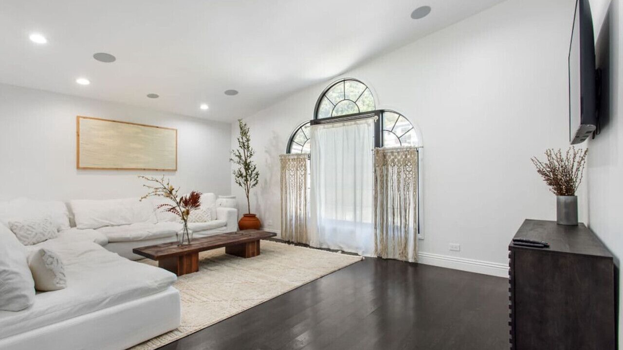 Photo of Livingroom in Beverly Glen
