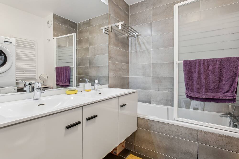 Photo of Bathroom in Puteaux