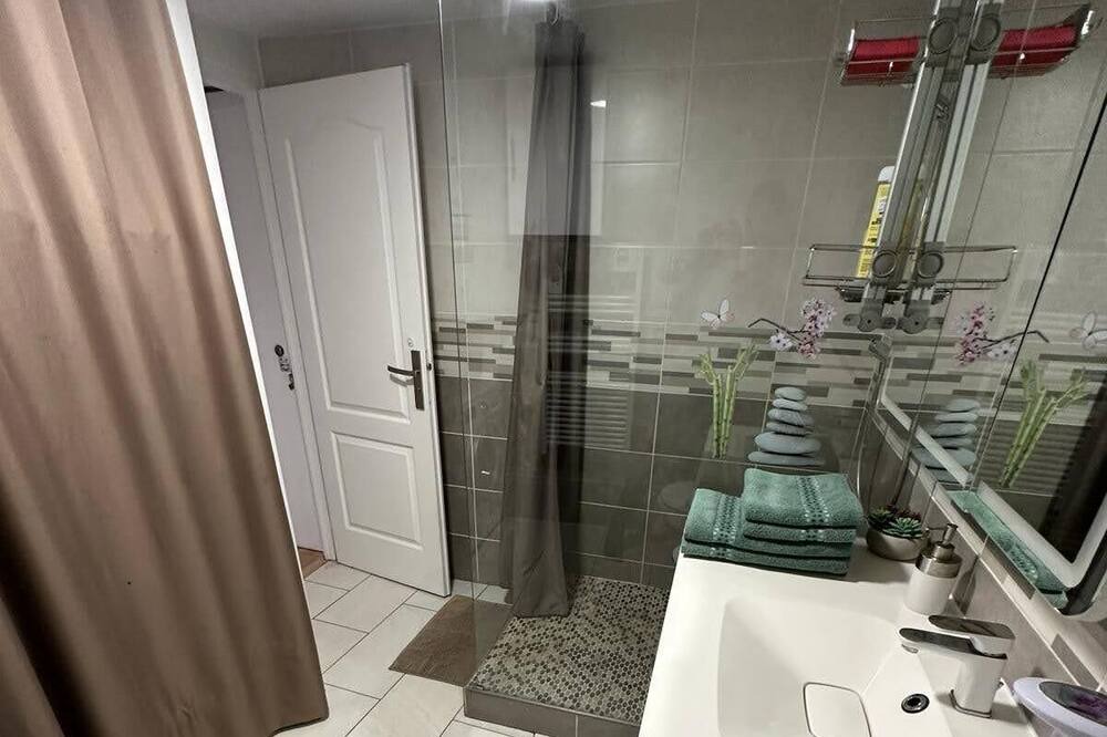 Photo of Bathroom in Talence