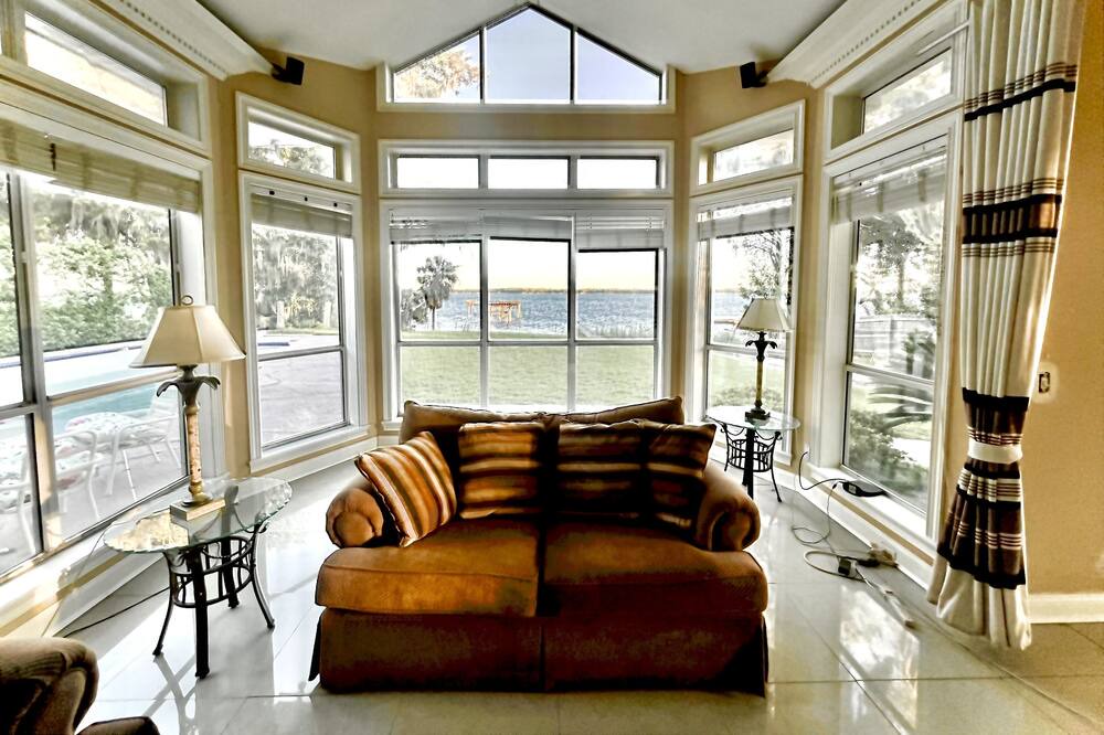 Photo of Livingroom in Orange Park
