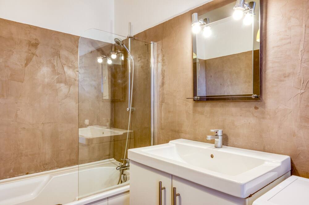 Photo of Bathroom in Lunel
