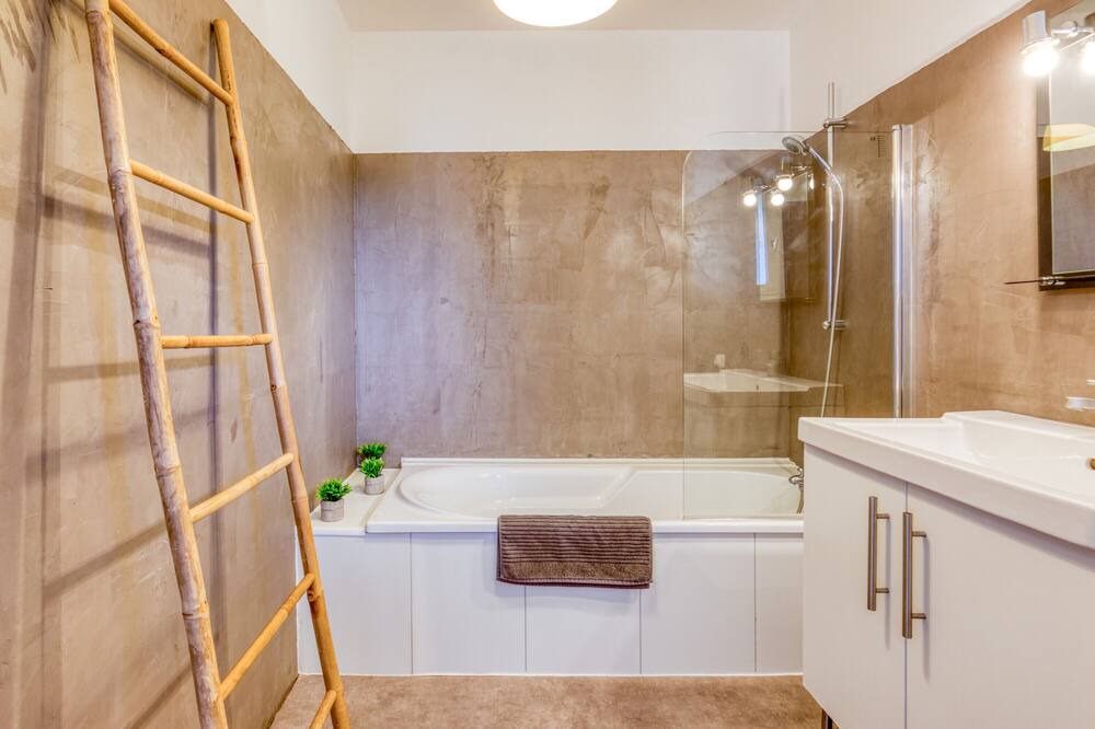 Photo of Bathroom in Lunel