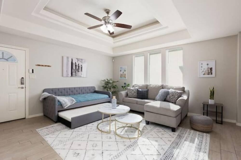 Photo of Livingroom in Edinburg