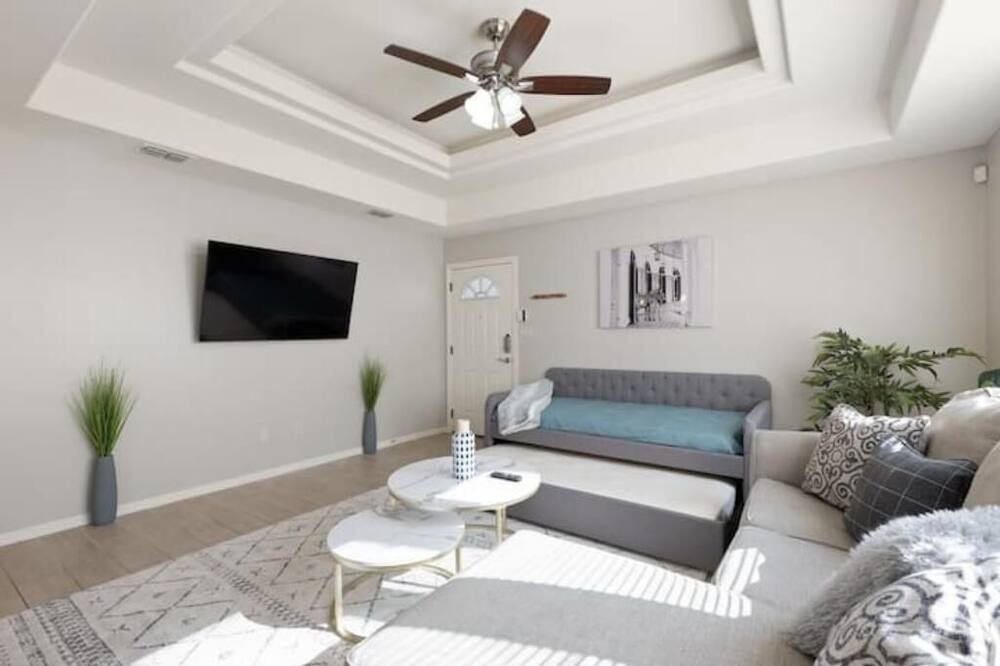Photo of Livingroom in Edinburg
