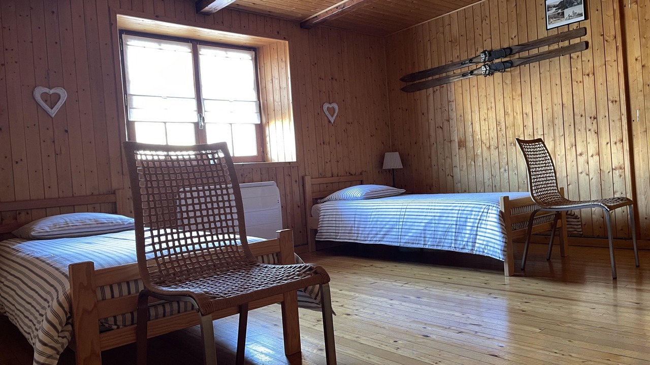 Photo of Others in Thones