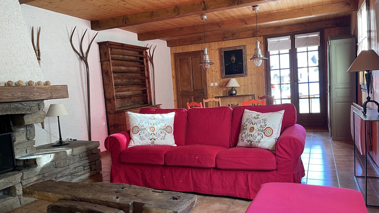 Photo of Others in Thones