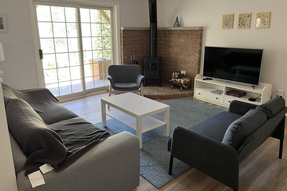 Photo of Livingroom in Colborne