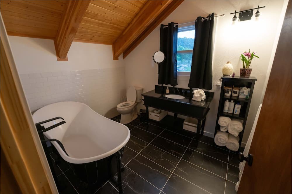 Photo of Bathroom in Kukuihaele