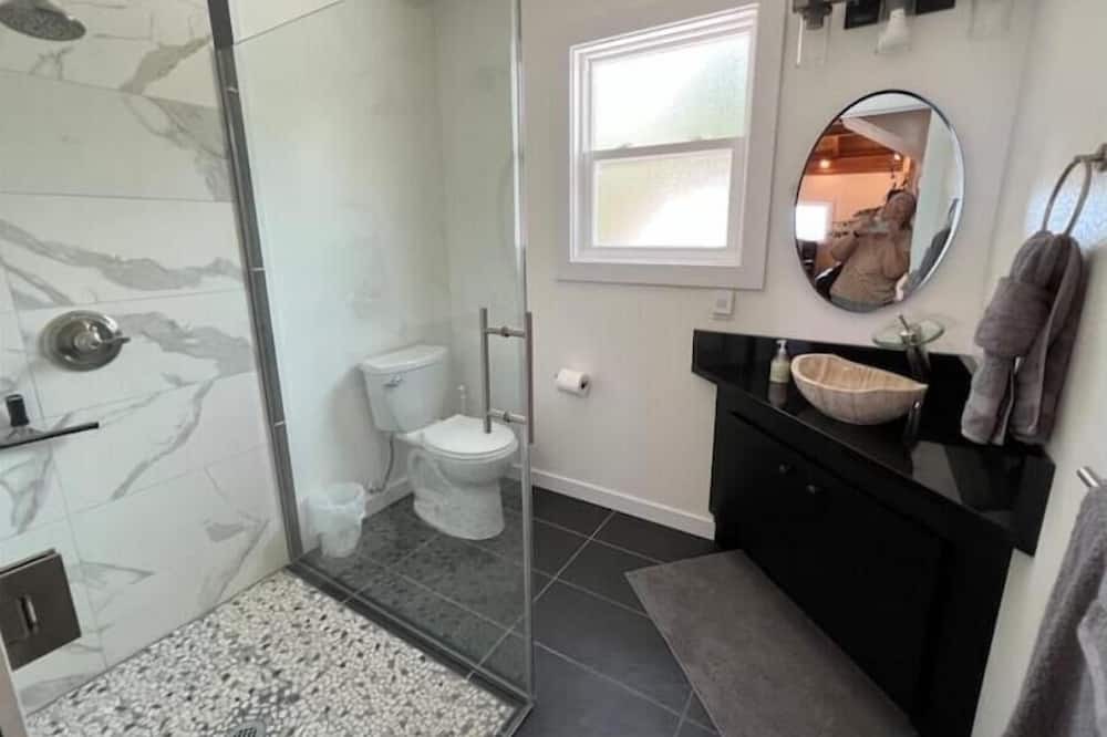 Photo of Bathroom in Kukuihaele