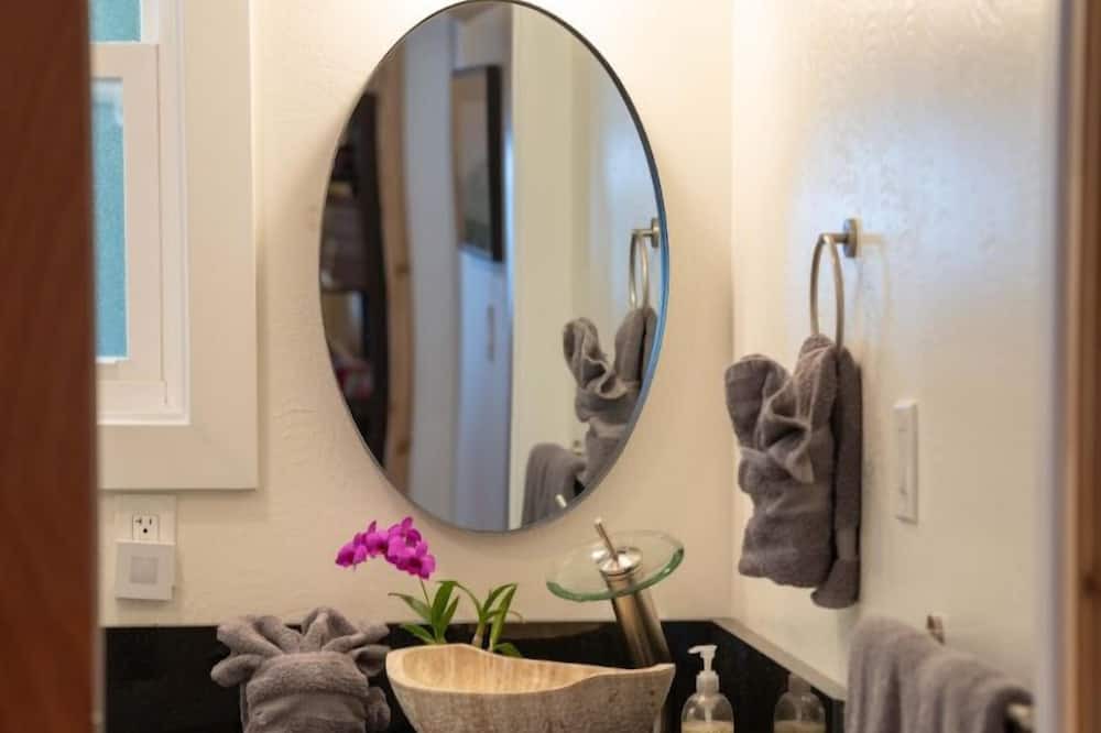 Photo of Bathroom in Kukuihaele