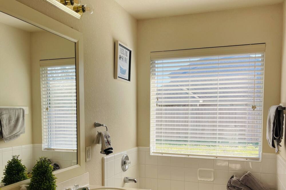 Photo of Bathroom in Porter
