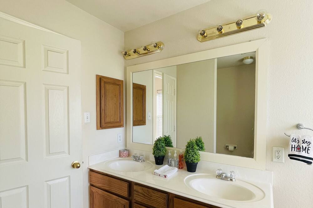 Photo of Bathroom in Porter