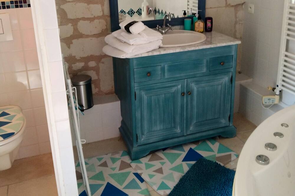 Photo of Bathroom in Courchamps