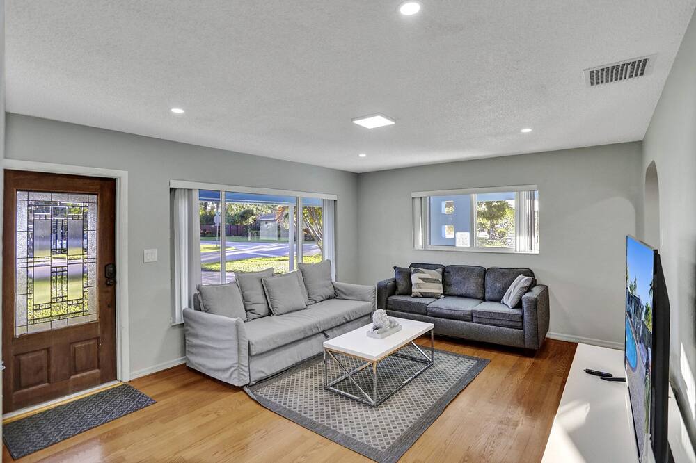 Photo of Livingroom in Oakland Park