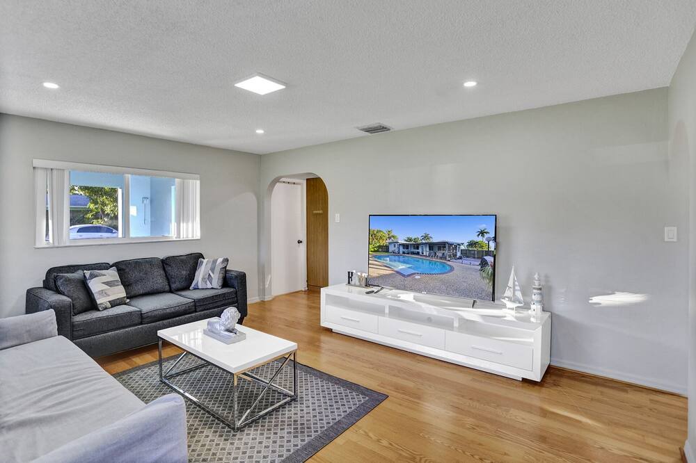 Photo of Livingroom in Oakland Park