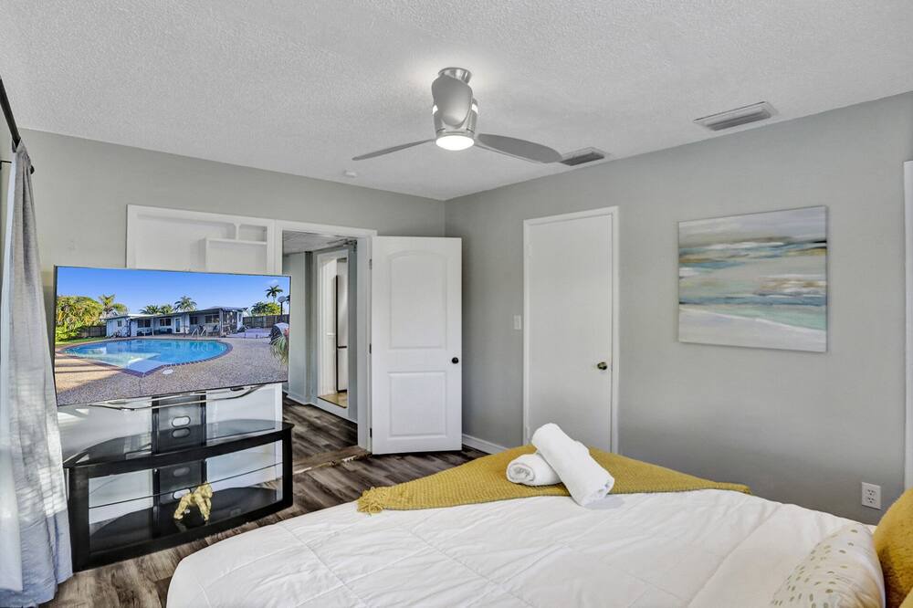 Photo of Bedroom in Oakland Park