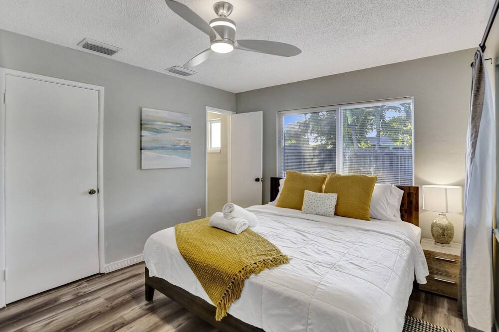 Photo of Bedroom in Oakland Park