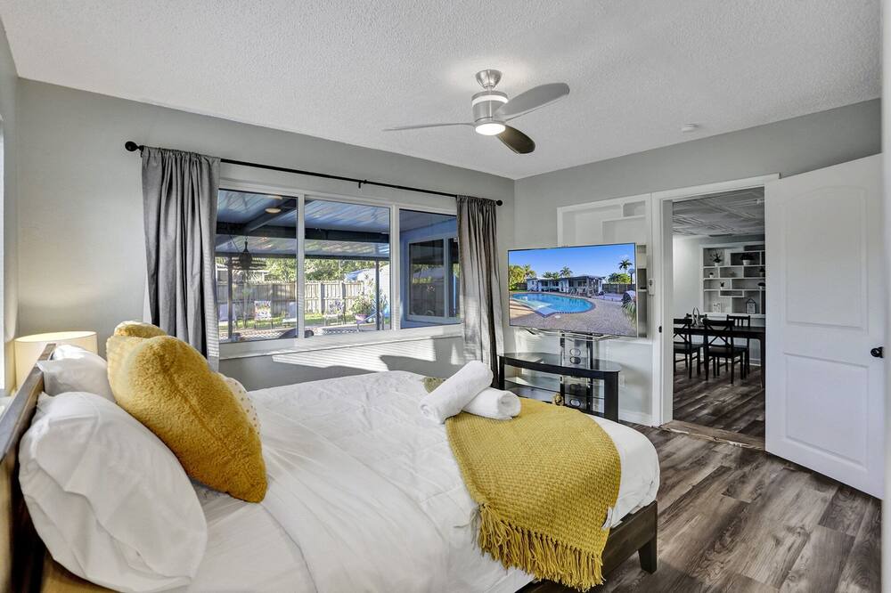 Photo of Bedroom in Oakland Park