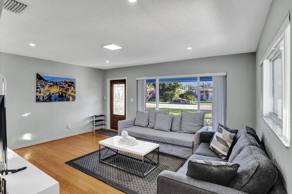 Photo of Livingroom in Oakland Park