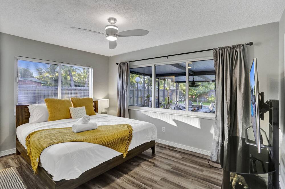 Photo of Bedroom in Oakland Park