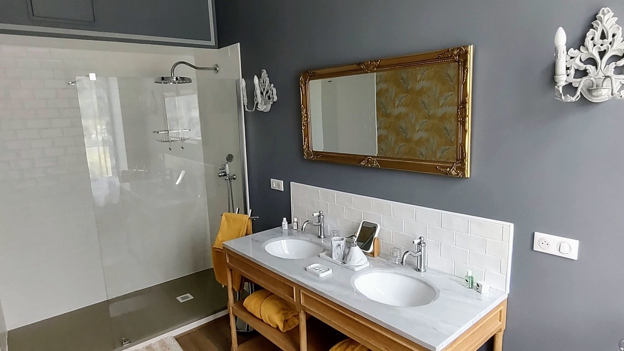 Photo of Bathroom in Saint-Leonard