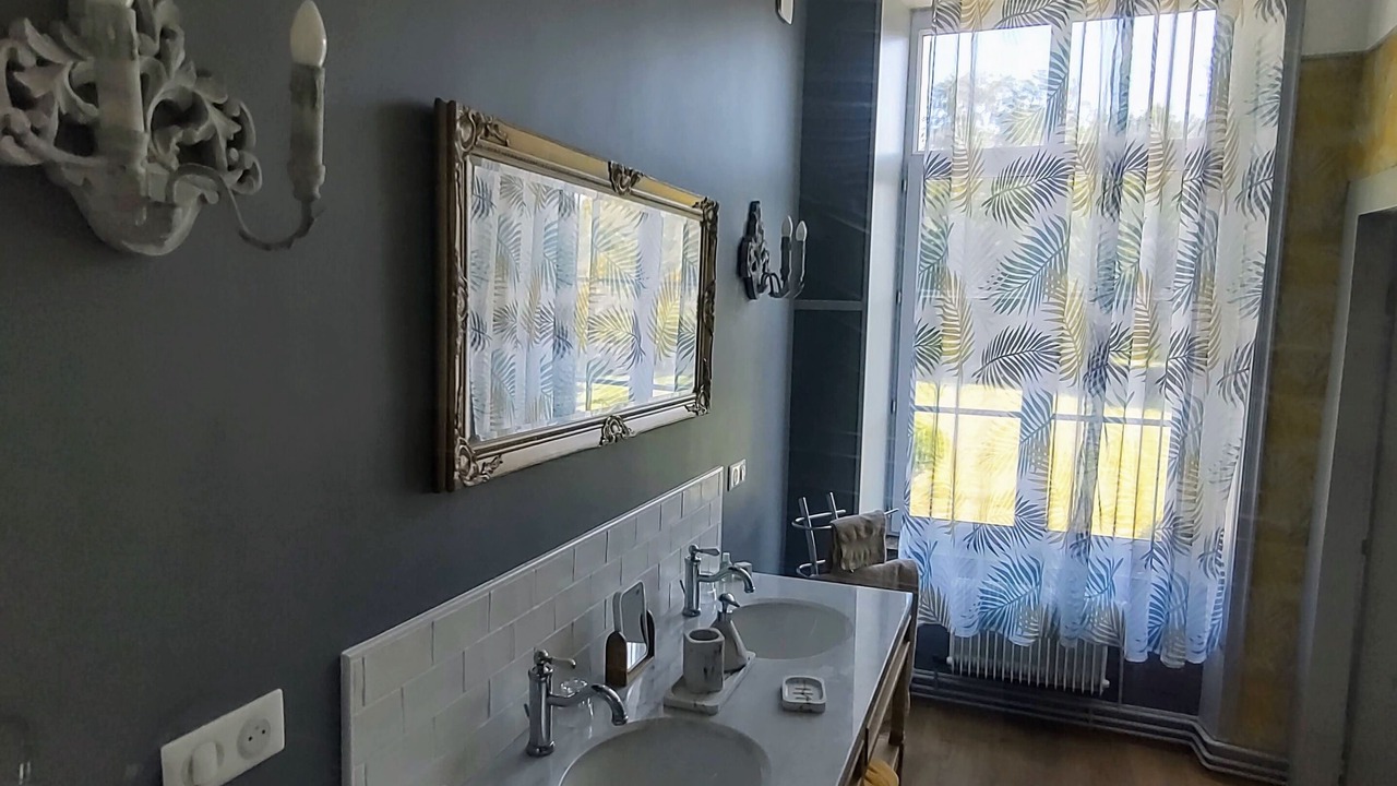 Photo of Bathroom in Saint-Leonard
