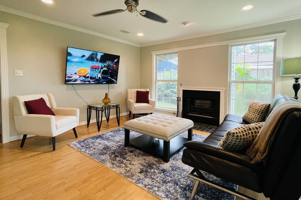 Photo of Livingroom in Garden Oaks