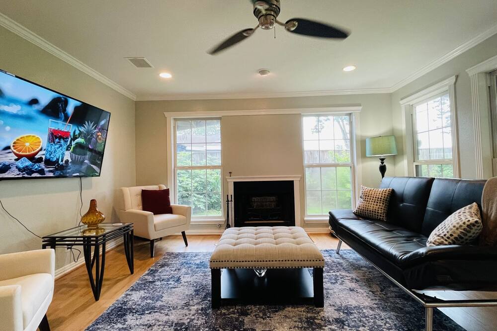 Photo of Livingroom in Garden Oaks