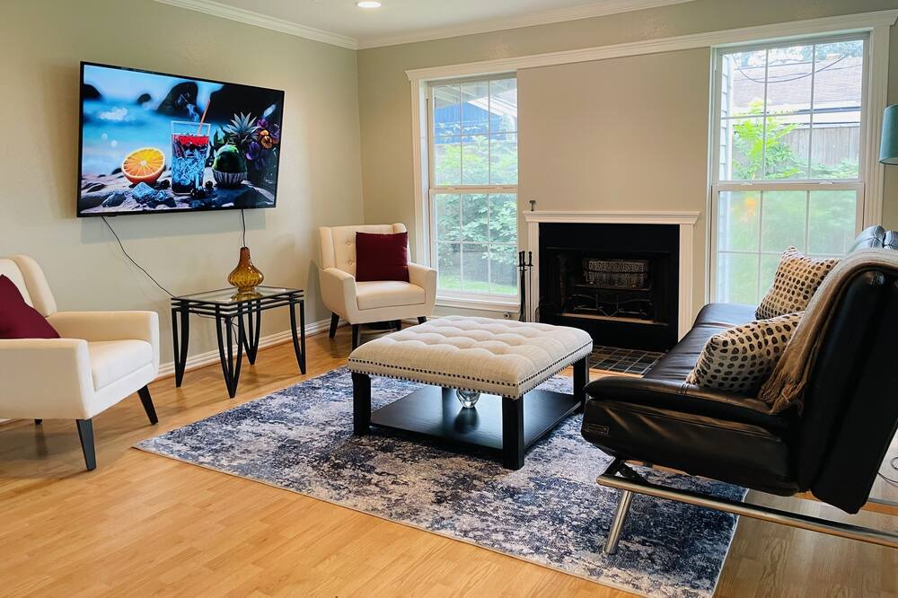 Photo of Livingroom in Garden Oaks