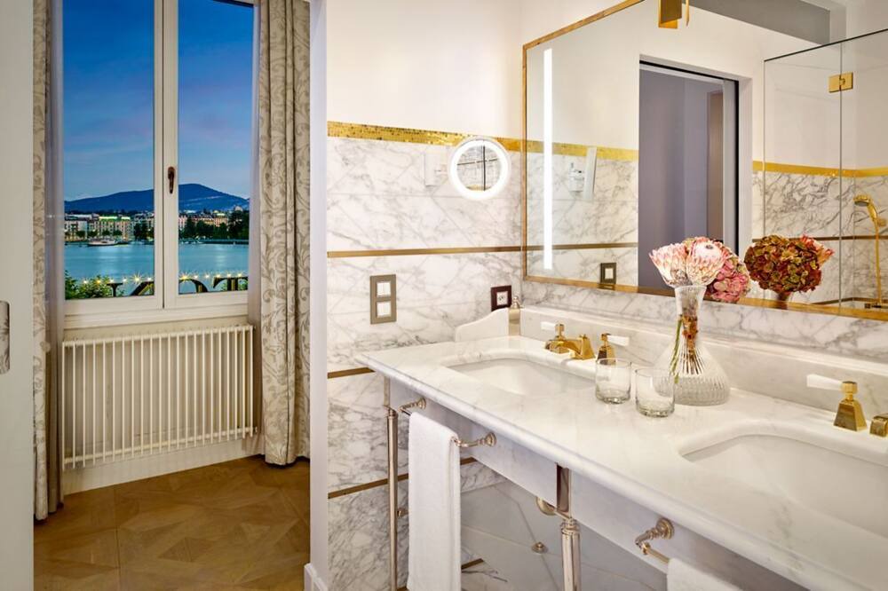 Photo of Bathroom in Downtown Geneva