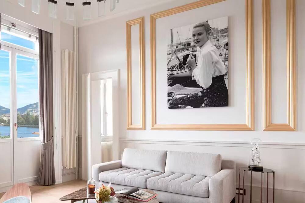 Photo of Livingroom in Downtown Geneva