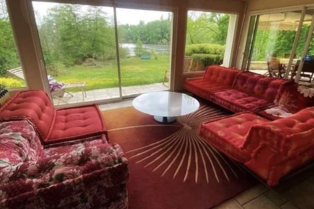 Photo of Livingroom in Eymeux