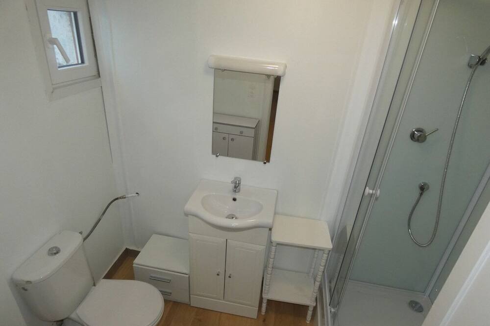 Photo of Bathroom in Lens