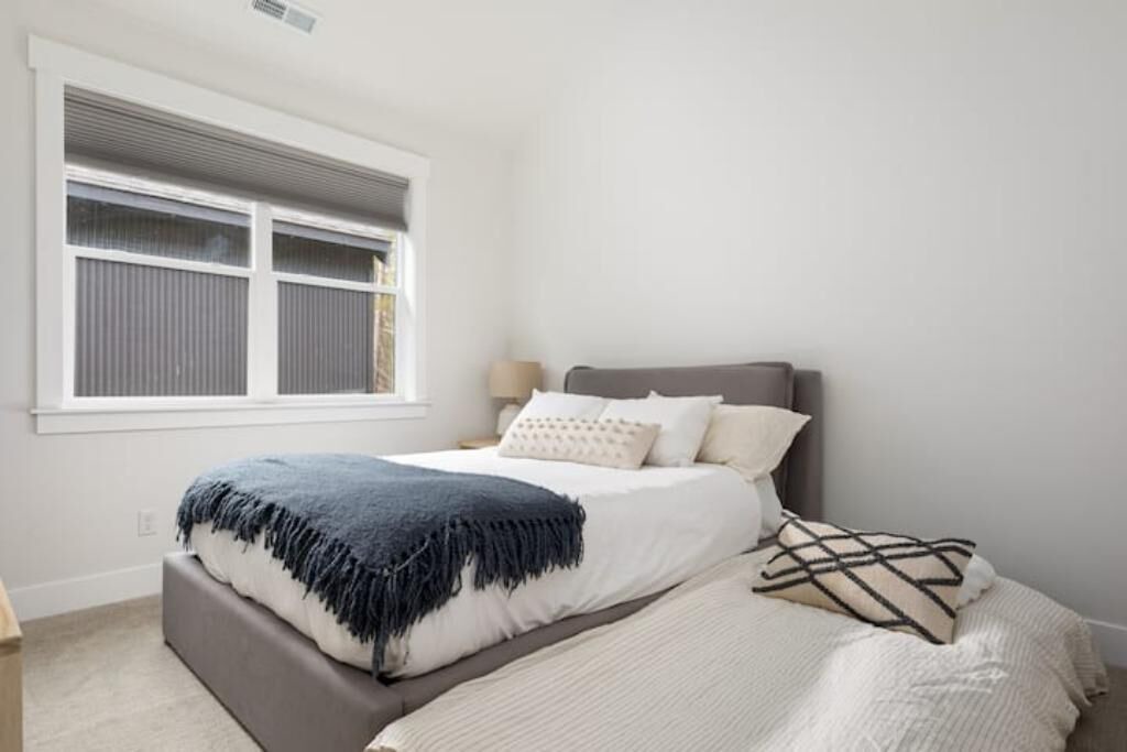 Photo of Others in Roslyn