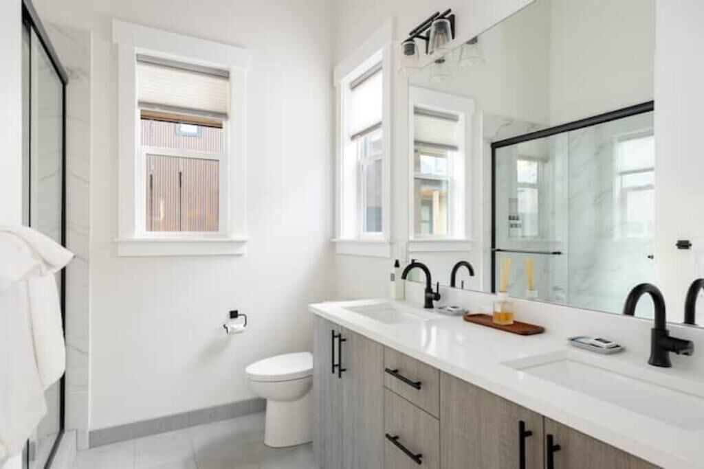 Photo of Others in Roslyn