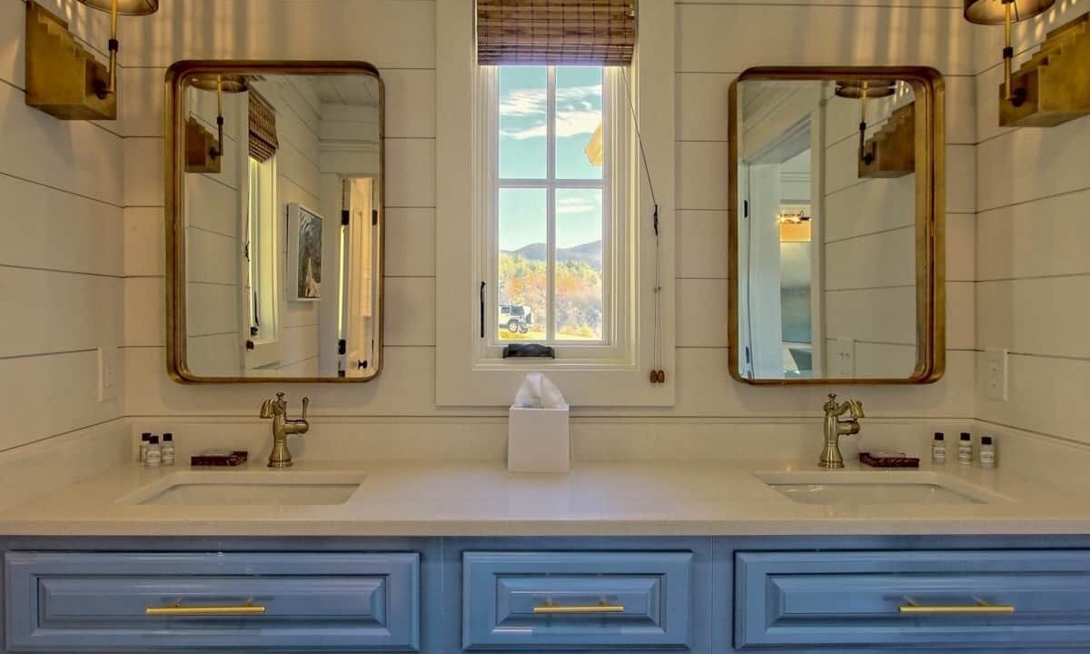 Photo of Bathroom in Dillard