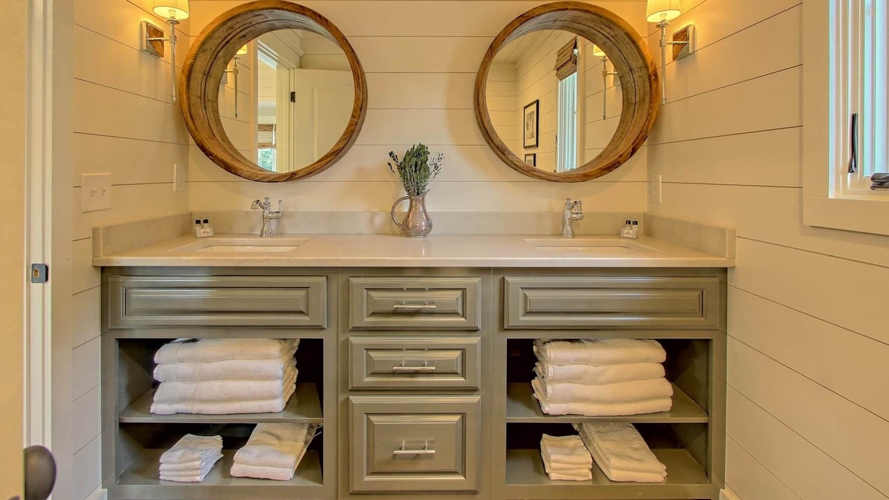 Photo of Bathroom in Dillard