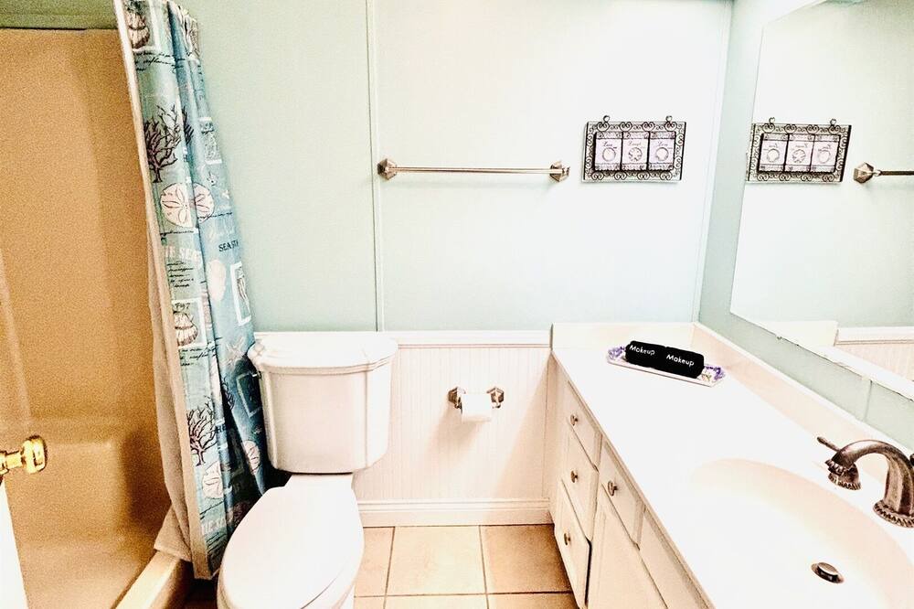 Photo of Bathroom in Garden City