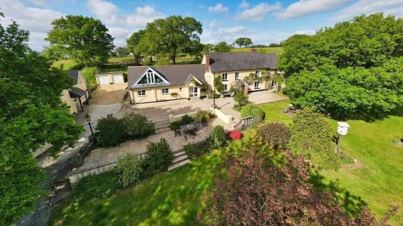 Photo of Outdoor in Broadwoodkelly